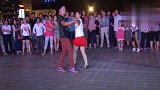 看街头一男一女跳的双人广场舞，多人围观，你觉得是不是两口子？