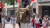 演员打扮成这样走在大街上，真不愧是礼仪之邦啊！