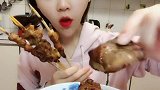 小姐姐真是重口味啊，羊肉串配鸡脑袋，这组合也是没谁了！
