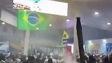 巴西当地球迷庆祝阿根廷闯入世界杯四强
