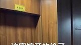 宾馆的房间内没有床，只有床头柜和电视
