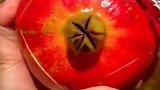 这石榴看起来就带劲，小姐姐切开的那一刻，瞬间被馋到了