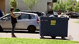 故意躲在垃圾桶内，导致路人推垃圾桶撞到别人的车，路人非常尴尬