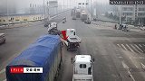 小货车集体闯红灯，结果一起团灭