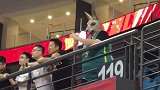 世界杯趣闻！胖“袋鼠”现身中国观看澳大利亚男篮比赛