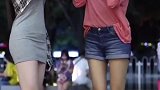 街拍：美女姐妹花街头玩起自拍谁最可爱