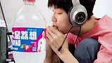 女孩拍到男友用嘴啃脚指甲