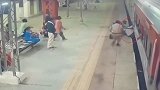 印度：一乘客上火车时踩空被拖行，站台交通员将其救起