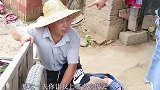 俩个儿媳嫌公公生病，把他赶出门外，大儿媳得知后做法感人