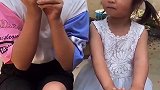 姐姐给妹妹分享自己的糖