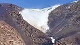 小伙旅游突发雪崩幸亏躲过一劫，网友：电影里跑赢雪崩都是假的