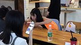 我就是一个卖炕土豆的，靠自己的双手赚钱