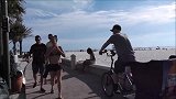 草人恶作剧，趁路人不备故意吓对方，路人非常害怕