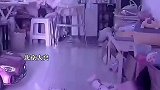 一岁多的哥哥学着妈妈的样子，哄摇篮里大哭的弟弟，妈妈在妈妈在