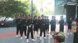 见识一下印尼士兵的军姿，女兵整理裙子的动作亮了