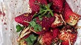 史诗级的黑暗料理来啦，辣椒版草莓配上折耳根