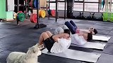 大哥们强迫狗子做仰卧起坐的搞笑操作，狗子说你们比我还像狗！