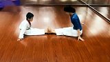 学跆拳道的孩子就是不一样，柔韧性真好