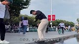哥们，你这样做，我以为你不怕媳妇呢！