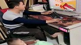 这就是爸爸带的娃，眼前这一幕，真是好笑又好气啊