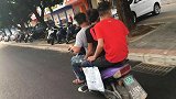 电动车后座不能坐人了，交警抓到就要被罚？那为啥要设计后座