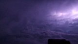 飞越飓风多利安 飞行员见奇景：阵阵紫色闪电划破夜空