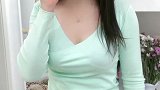 长发披肩的紧身裤美女小姐姐，展现出了自信的笑容