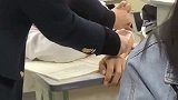 学生上课睡觉，美女老师用这招叫醒他，这是什么招式？
