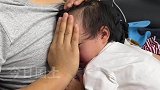 爸爸胸口贴退烧贴，手握冰块为高烧宝宝降温