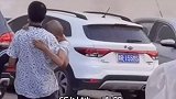 郑州一抗癌共享厨房外，化疗的妻子在丈夫怀里哭泣，丈夫默默的抱着坚定的往前走！感人一幕 路人视角