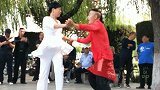 热情似火的舞蹈跳起来 周围游客不断叫好