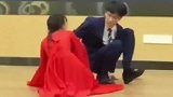 女生台上表演舞蹈，和主持人发生碰撞