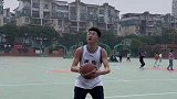 炸球急停衔接跳步，注意脚步的调整，同时起跳落地