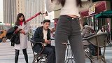 后面小哥哥被女朋友抓住了，回家要跪搓衣板咯！