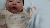 出生48天的婴儿，挑战原始步行反射，可爱炸了有木有！