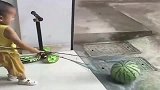 西瓜太重了，萌娃拿来一个网兜瞬间逆转，真是太聪明了