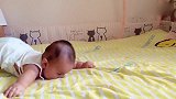 可爱的小宝宝居然会往后爬，这技能也太厉害了