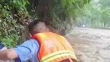大暴雨引发山洪，他们在急流中逆行救援：走不了也要背你们下山！