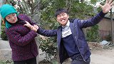 农村妈妈参加家长会，被富豪家长甩耳光，一个电话富豪求饶