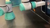 一餐厅推出智能机器人做冰激凌做三个扔了俩，网友调侃“人工智障”