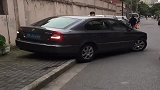 倒车技术一流，网友，停自己的车，让行人无路可走！