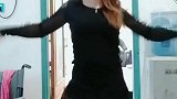 跳舞让我心情愉悦跳完才知道老公在后面，目不转睛的看着我那