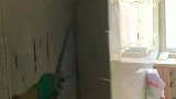 屋主不给装修师傅结算工钱，师傅全部敲掉了，白干了！