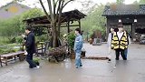 黄磊张艺兴联合欺负彩灯，上去就是一个脑瓜崩，张艺兴犯怂往后缩
