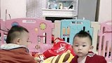 两个妹妹想吃哥哥手里的东西还有点嫩，要有点手段才行啊