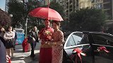广东一帅哥结婚，新娘是一个空姐，爸妈很满意，正在拜老人