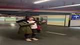 车库偶遇小姐姐唱歌，本人一开口，网友：原来是王者啊