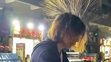 网友路边发现一男子头发竖起这到底是什么原理呢