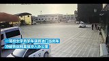 女学员误将油门当刹车，教练车冲破铁丝网闯入办公室直接报废