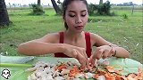 国外美女户外吃泡菜烤肉和可乐，环境不错，我也想去了